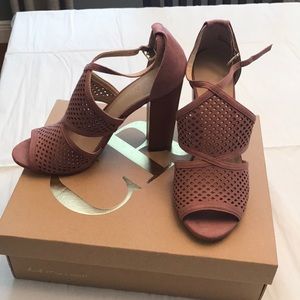 Suede heel with wooden heel